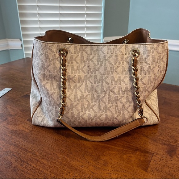 Michael Kors cream monogram leather tote - Picture 5 of 16